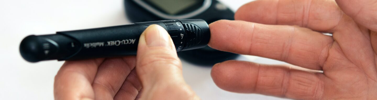 Person mit Diabetes misst den Blutzuckerspiegel