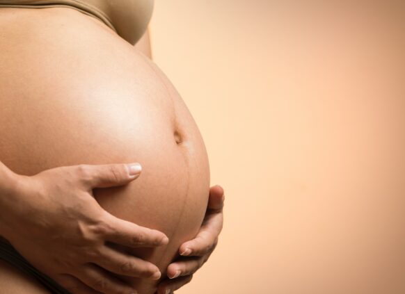 Schwangere Frau mit Babybauch