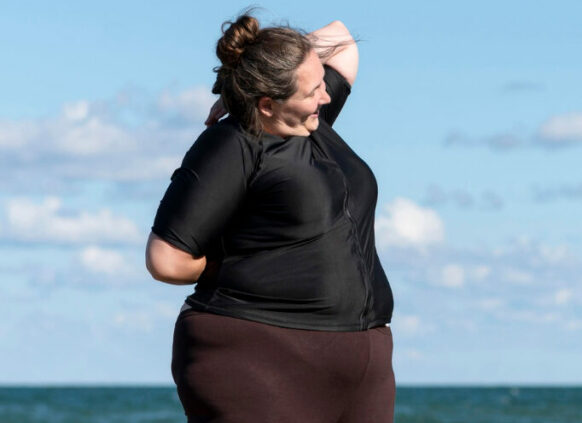 plus size Frau macht Sport am Strand
