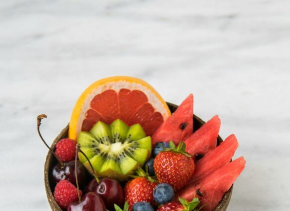 Schüssel mit Früchten steht auf einer Marmorplatte