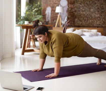 Junge Frau macht Sport auf Yogamatte
