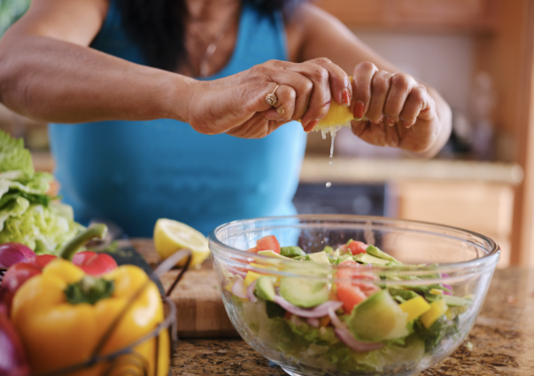 Frau macht gesunden Salat