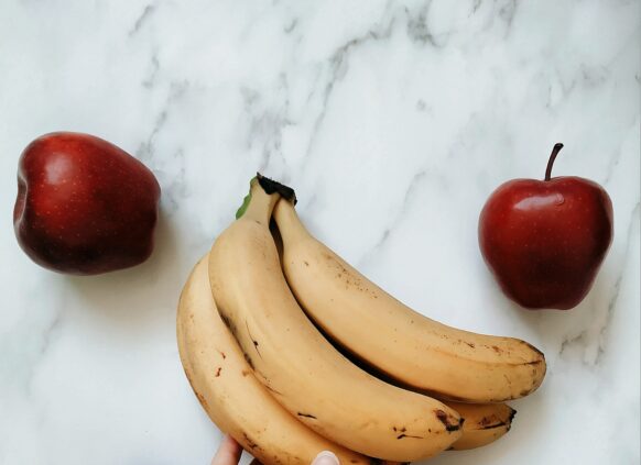 Bananen und Äpfel auf Marmorplatte