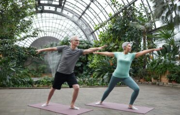 Älteres Pärchen macht Yoga