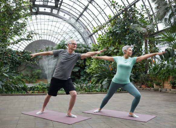Älteres Pärchen macht Yoga