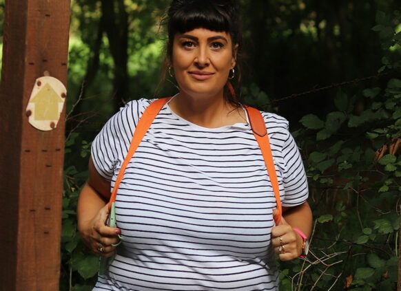 Plus size Frau im gestreiften T-Shirt im Wald
