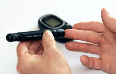 Person mit Diabetes misst den Blutzuckerspiegel