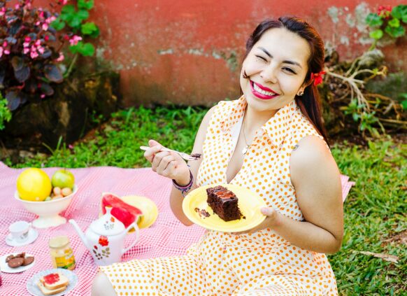 Frau isst Schokoladenkuchen um ihren Heißhunger nach Süßem zu stillen