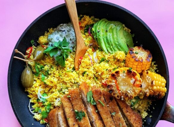Reis-Gemüse-Pfanne mit gebratenem Huhn und Avocado