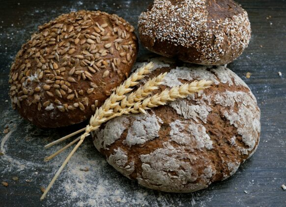 Drei glutenhaltige Brote sind übereinander gestapelt.