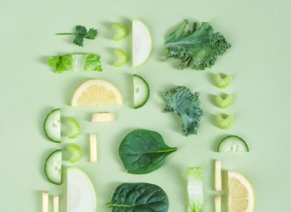 Gesundes Obst und Gemüse auf grünem Hintergrund