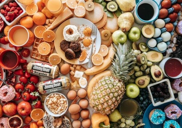 gesunde vs. ungesunde Lebensmittel verteilt auf Platte