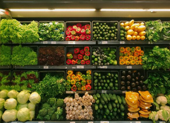 Gemüseregal im Supermarkt befüllt mit buntem Gemüse