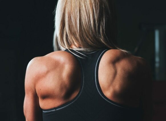 Muskulöser Rücken einer Frau