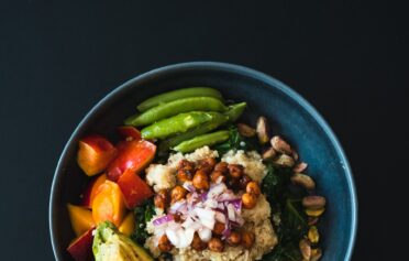 Vegane Bowl auf dunklem Hintergrund