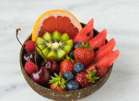 Schale mit Kiwi, Blutorange, erdbeeren, Melonen und Blaubeeren