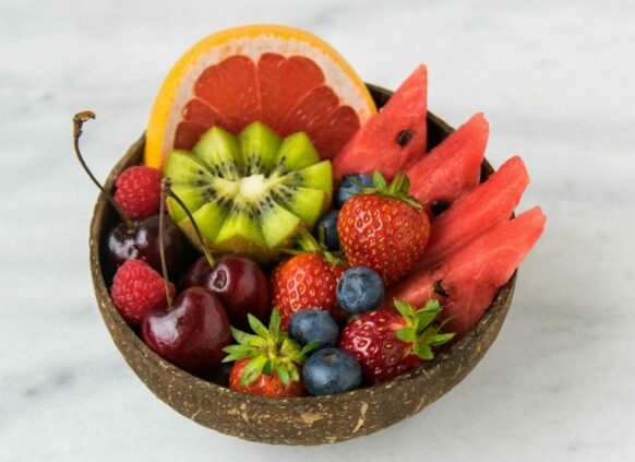 Schüssel mit Früchten steht auf einer Marmorplatte