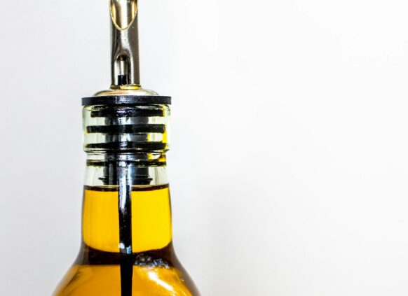 Eine Flasche mit Rapsöl