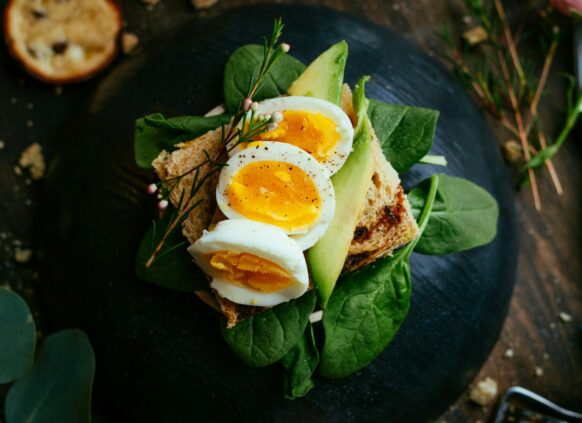 Ein Avocadobrot mit Ei auf einem Teller.