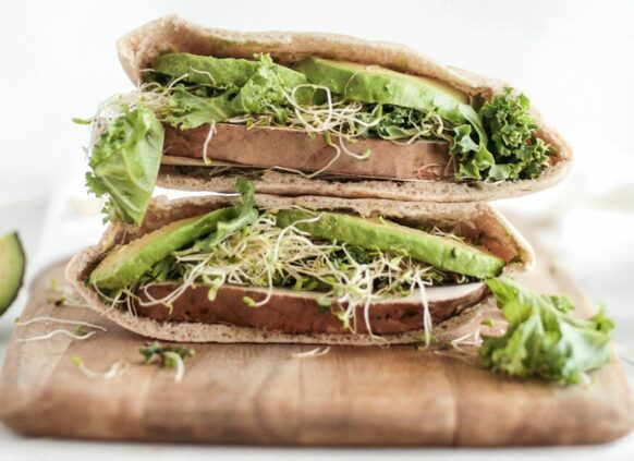 gesunde Avocado Sandwich mit Sprossen und Gemüse