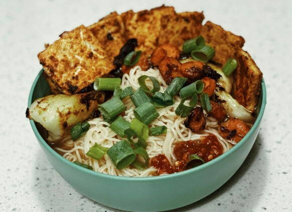 Eine Bowl mit Tofu, Reis und Gemüse.