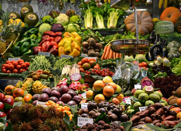 Eine Gemüseeinkauftheke voll mit butem Gemüse und Obst.