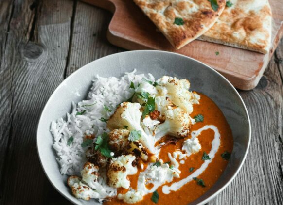 Reis mit Blumenkohlcurry und Brot.