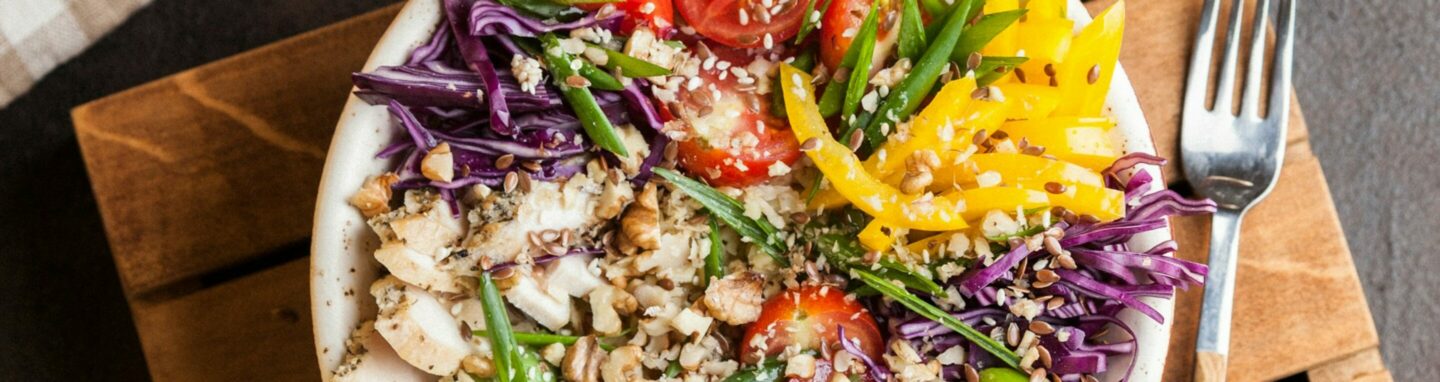 Bunte Bowl mit Salat und Gemüse.