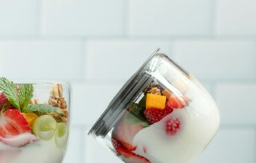 Meal Prep Gläser befüllt mit Joghurt und Früchten