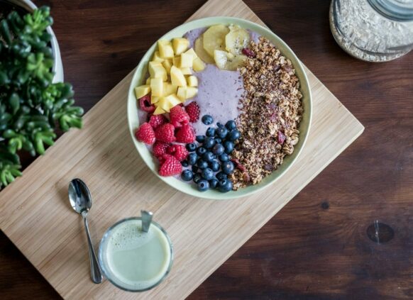 Eine gesunde Joghurt Frühstücks Bowl mit Früchten und Saaten.